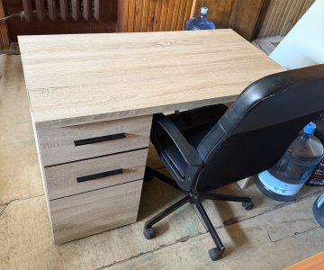 Rašomas stalas ir kėdė