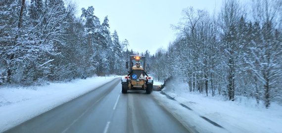 Eismo sąlygas sunkina plikledis, perspėja kelininkai