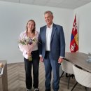 Paatostogauti į gimtinę grįžusią „bronzinę“ O. Navikaitę pasveikino rajono vadovas