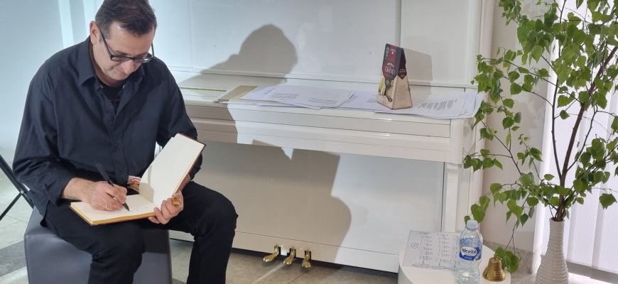 „Bastūno sezonas“ Rokiškio bibliotekoje: poezijos, muzikos ir improvizacijos misterija