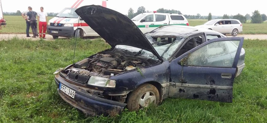 Nuo kelio nulėkęs OPEL atsidūrė ant stogo