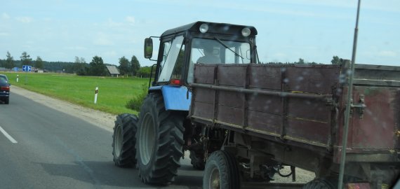 Neblaivus vairavo traktorių