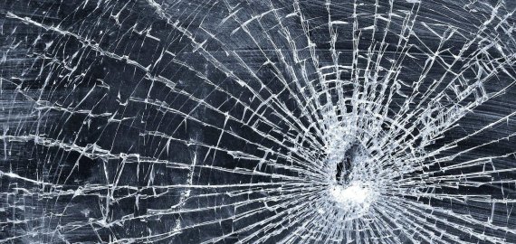 Metaliniu laužtuvu daužė automobilio stiklus