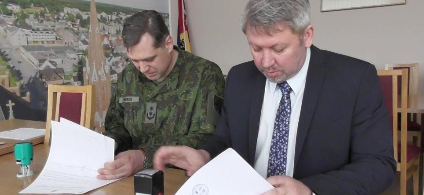 Rajono savivaldybė pasirašė sutartį su Lietuvos kariuomene