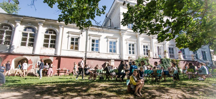 Dešimtoji Kino stovykla – gamtoje, kaitroje ir įelektrintoje kompanijoje