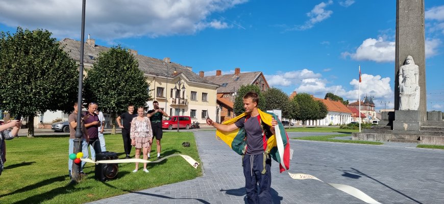 Keliautojas jau namuose: D. Mikalkėnui užkabintas ąžuolo vainikas ir iškeptas kelio formos tortas (foto+video)