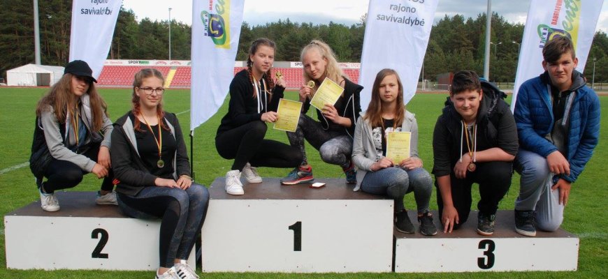 Rajono lengvosios atletikos naujienos džiugios – sėkmingai startuoja ir lyderiai, ir būsima jų pamaina