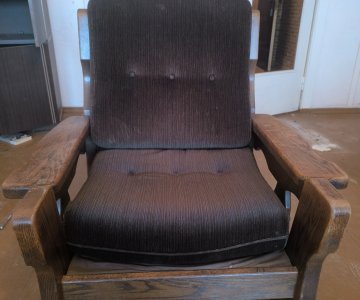 Vintažinis medinių baldų komplektas – sofa ir 2 foteliai
