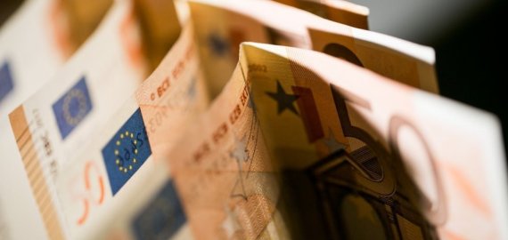 Siūlo kitąmet didinti valstybės tarnautojų algas